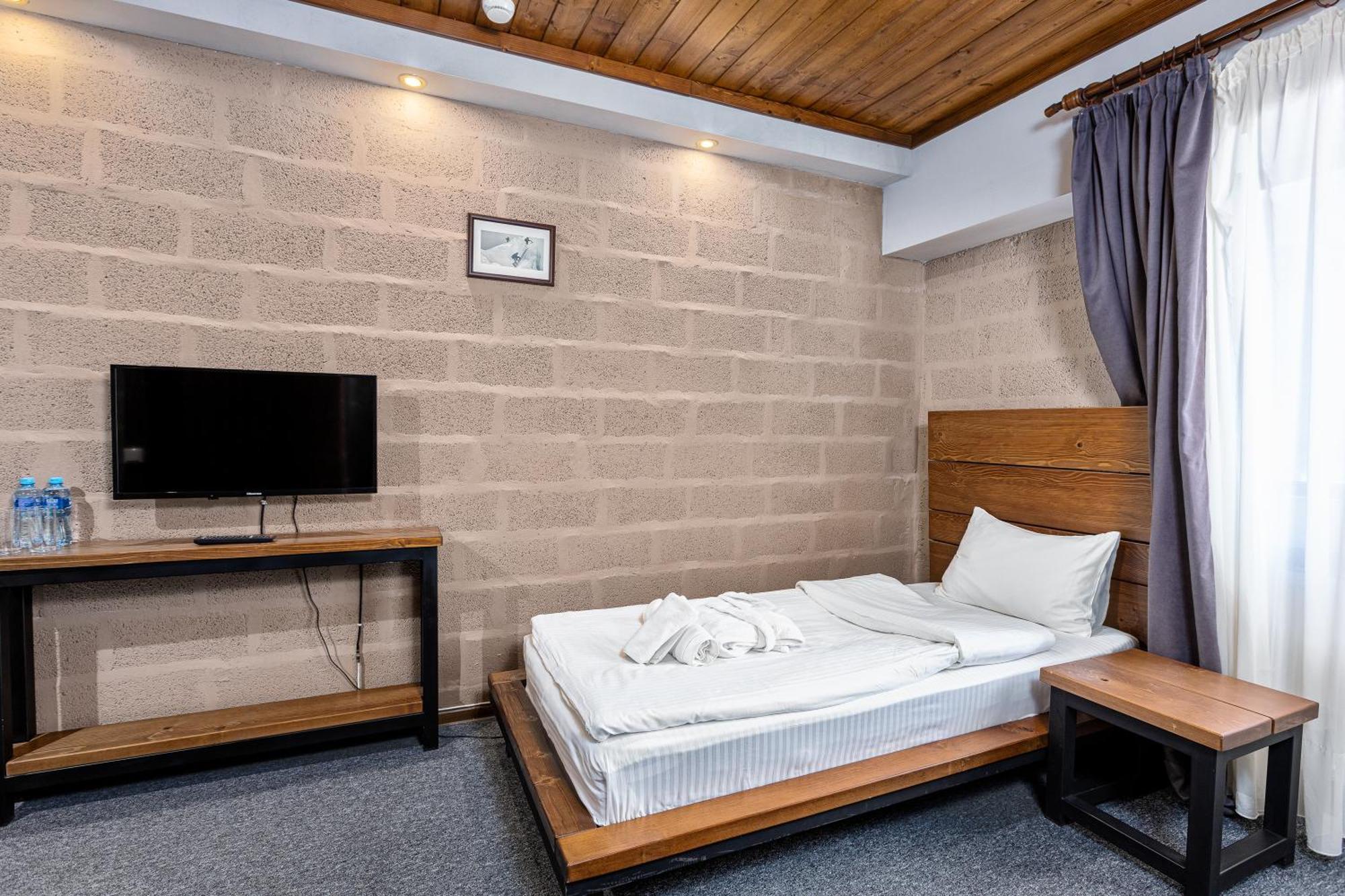 Alpine Lounge Boutique Hotel Kazbegi Δωμάτιο φωτογραφία